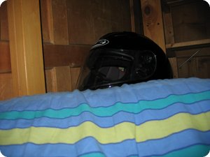 Erster Anblick beim Aufwachen: Der Helm