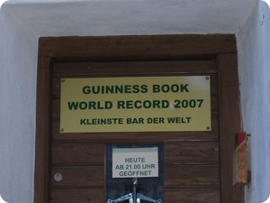 Ein Schild an einer Türe