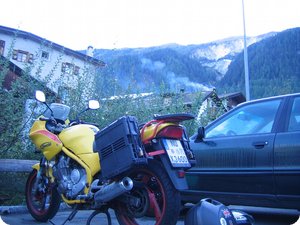 Der Parkplatz: Schattig und grau
