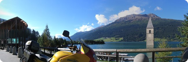 Panoramaaufnahme am Reschensee mit dem Grauner Kirchturm