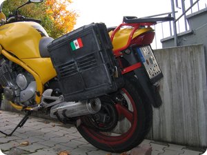 Italien klebt schon mal auf der Kiste