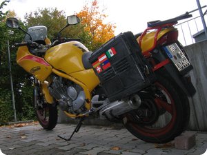 Die Kiste mit allen fünf Flaggen