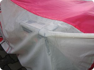 Tau zwischen Plane und Munitionskiste