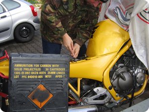 Lösen der Schraube am Massepol der Batterie