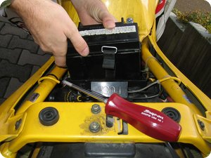 Die Batterie einfach nach oben herausziehen