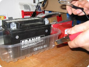 Batterie in geschlossener Kunststoffwanne
