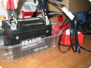 Jetzt die Klemmen an der Batterie befestigen