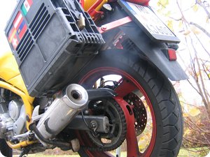 Auspuffschwaden am Heck: Die XJ 600 S läuft