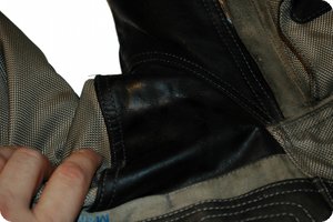 Der Lederbalsam hat es dunkel verfärbt