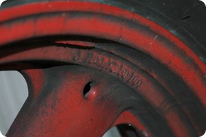 Dreckig: Angabe auf der roten Felge meiner XJ