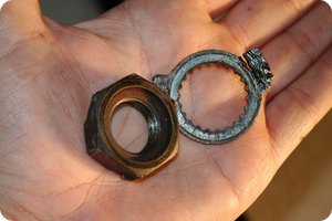 Ritzelmutter und Sicherungsblech