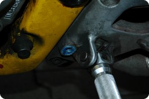 Keine blaue Farbe sondern Schraubensicherungslack