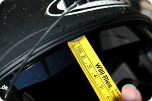 Etwa 17 mm steht der Blendschutz heraus