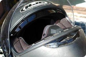 Man schaut unter dem Blendschutz vorbei