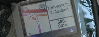 Unterwegs mit PKW-Navi­gations­gerät auf dem Motorrad