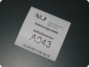 Zulassungsstelle: Mal wieder eine Nummer ziehen