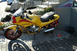 Die Batterie der XJ 600 S hängt am Ladegerät