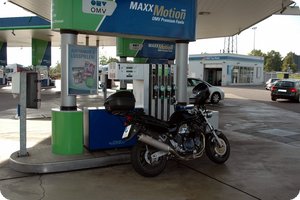 Unauffällig: Die GSF 1200 an der Tankstelle