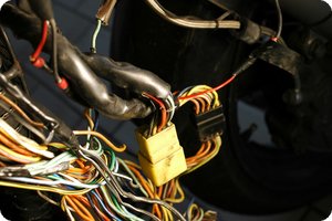 Mittendrin: Ein Kabelende (rote Leitung)