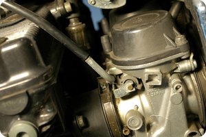 Eingehängter Bowdenzug (Choke) der GSF 1200 (GV75A)