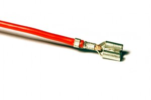 Am Kabel vercrimpter Flachstecker