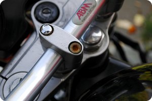 Schraube an der Klemmbefestigung des Lenkers