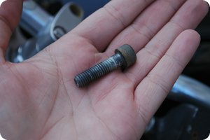 Die aus dem Klemmbock entfernte Schraube