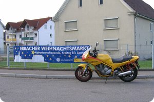 Die ersten Plakate für Weihnachtsmärkte hängen schon