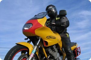 Die gelb-rote Yamaha XJ 600 S von 1995