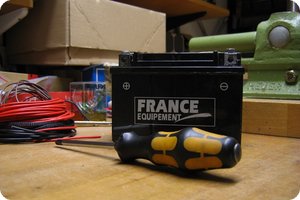 Ausgebaut und zum Laden bereit: Die Batterie