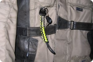 In der D-Öse der Jacke