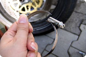 Eine geöffnete Schlauchschelle