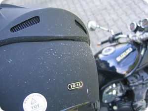 Sogar der Helm hat noch etwas abbekommen