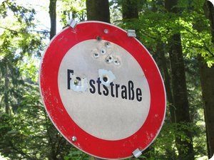 Für Zielübungen missbraucht: Straßenschild