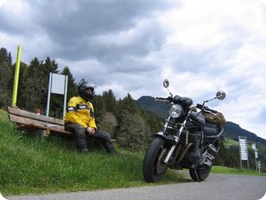 Kurze Rast auf der Holzbank am Dünserberg