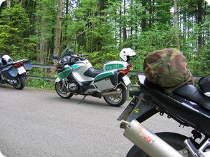 Polizei mit Motorrad offiziell und zivil (ProViDa BMW?)
