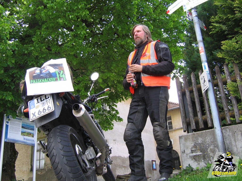 Eine kleine Getränkepause am Nachweispunkt »Hoher Peissenberg«