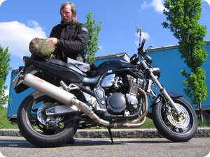 Die Haare bleiben mit Sturmhaube wo sie sollen