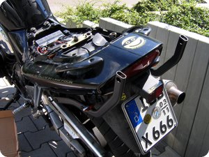 Verkleidung und Soziusgriffe sind wieder montiert