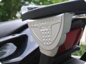 GIVI Schriftzug am halbrunden Gussteil