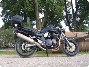 Mit Topcase (ca. 44 Liter Volumen)