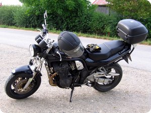 Suzuki GSF 1200 mit Gepäckbrücke von Givi