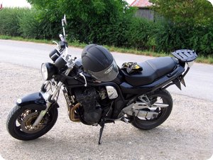 Suzuki GSF 1200 (GV75A) mit GIVI Monorack F