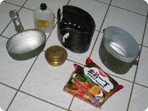 Trangia Armeekocher und Nissin Demae Ramen Spicy