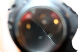 Ein Blick durch die Linse: Ein Schild aus Metall