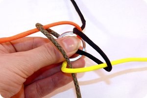 Die anderen beiden Enden anschließend hindurchgeführt