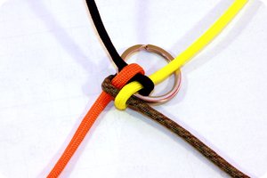 Danach den Knoten mit allen vier Enden festziehen