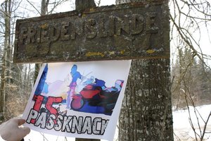 Das dunkle Schild »Friedenslinde«