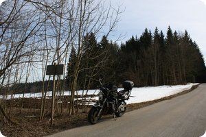 Auf den Wiesen und Äckern liegt noch Schnee