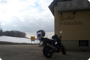 Noch immer liegt Schnee auf den Feldern
